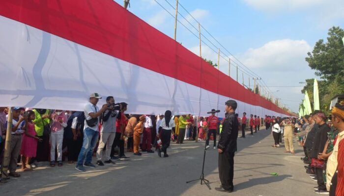 Bendera Merah Putih Sepanjang 814 Meter Di Telaga Buret 