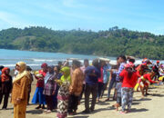 Tradisi Upacara Labuh Laut di Pantai Sine Digelar Sederhana