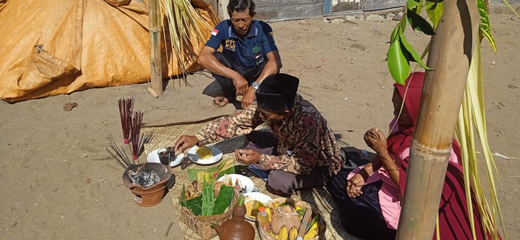 Tradisi Upacara Labuh Laut di Pantai Sine Digelar Sederhana