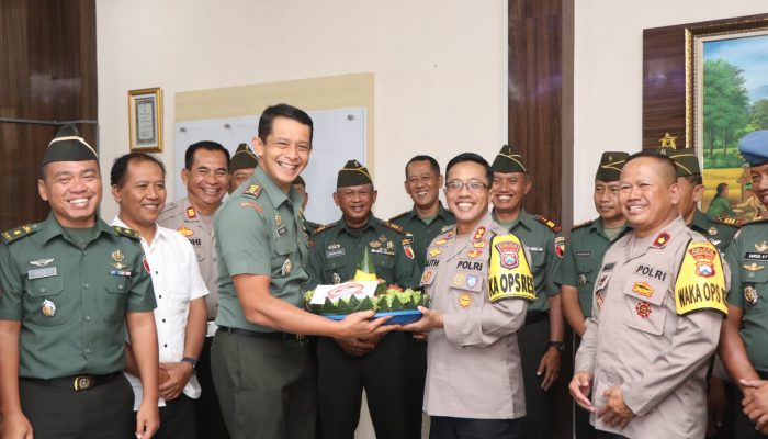 Rombongan Kodim Bawa Tumpeng Ke Mapolres Trenggalek