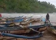 Nelayan Pantai Selatan Enggan Melaut Karena Gelombang Tinggi
