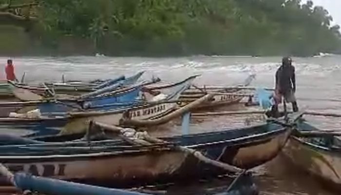 Nelayan Pantai Selatan Enggan Melaut Karena Gelombang Tinggi