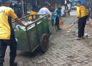 Dorong Gerobak , Anggota Polsek Bandung Tulungagung Sulap Pasar