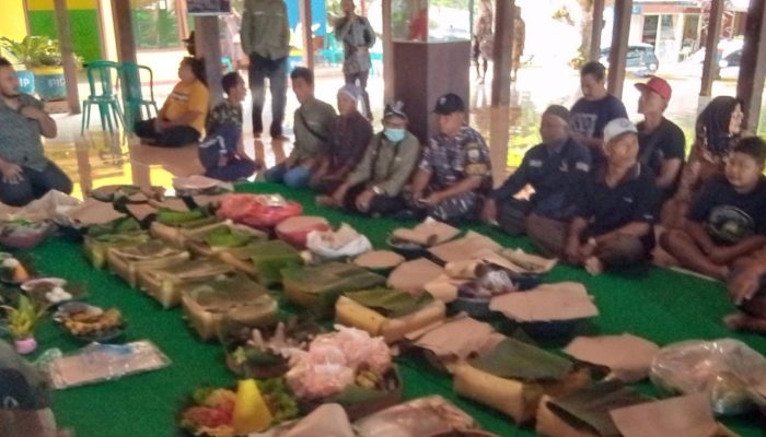 Warga Pantai Popoh Tulungagung Tanam Kepala Kambing dan Selamatan 1 Suro