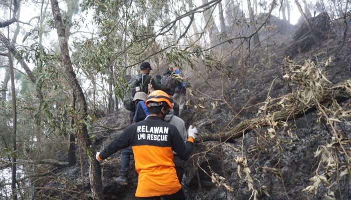 Kebakaran Gunung Arjuno Meluas , Tim Gabungan Tekendala Cuaca dan Angin