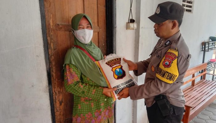 Puluhan Warga Kurang Beruntung Dapat Bantuan Beras Dari Kapolres Tulungagu