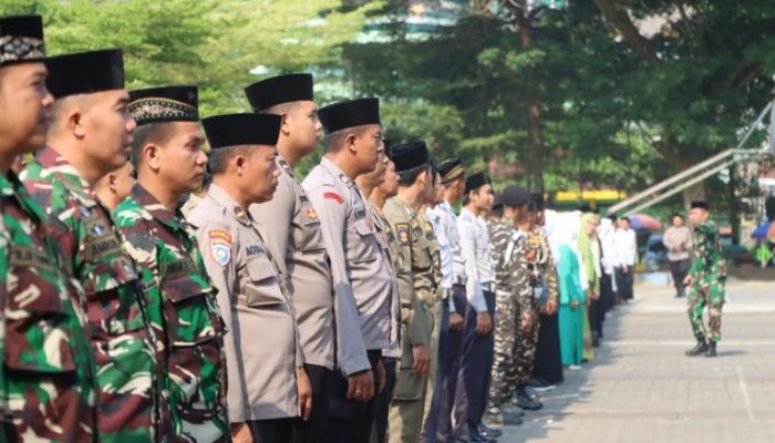 Polisi dan TNI Trenggalek Pakai Songkok Hitam di Hari Santri Nasional