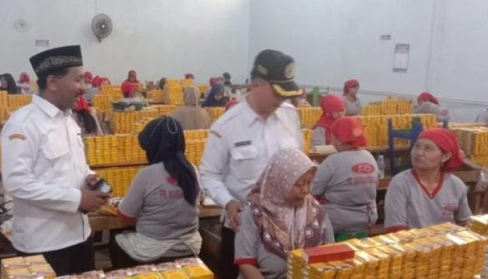 Buruh Pabrik Rokok Sumringah Terima BLT DBHCHT dari Dinsos Tulungagung