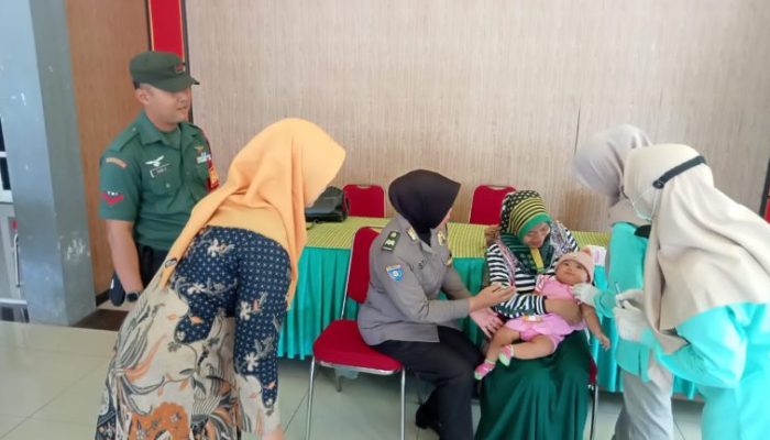 Sukseskan Pekan Imunisasi Nasional Vaksin Tetes Polio, Polres Tulungagung Dampingi Tim Nakes