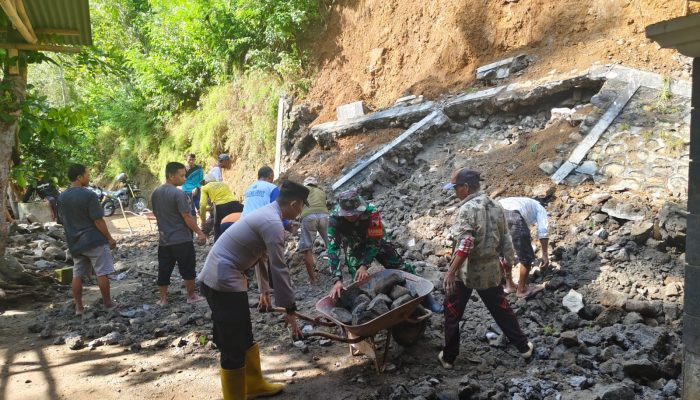 Tembok Penahan Jalan di Trenggalek Longsor Akibat Hujan Deras