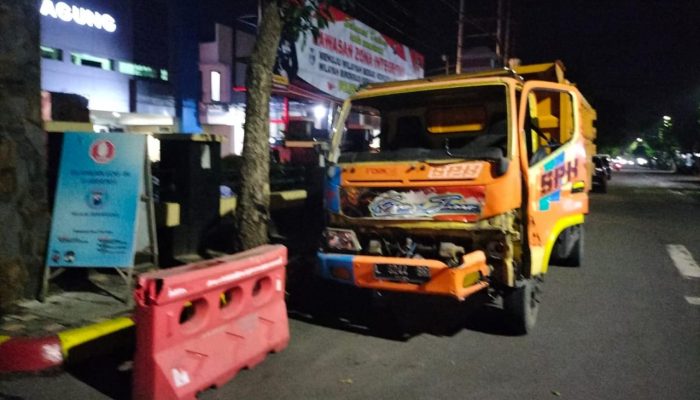 Diduga Melarikan Diri, Sopir Truk Tabrak Pengendara Motor di Tulungagung Nyaris Dihajar Massa