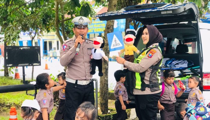 Boneka Alex dan Lili Jadi Primadona Baru Anak di Trenggalek