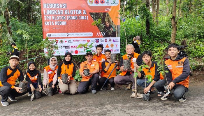 Relawan Laznas LMI bersama Pj Walikota Kediri Tanam 950 Pohon di Lereng Klotok