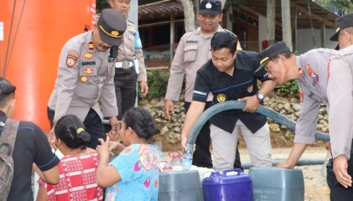 Sambut HUT ke – 72 Humas Polri, Polres Trenggalek Distribusikan Air Bersih