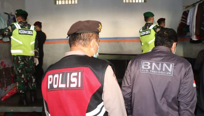 Petugas Gabungan Menyisir Kamar Tahanan di Rutan Trenggalek