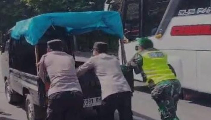 Polisi Dorong Mobil Pick Up Mogok di Tulungagung