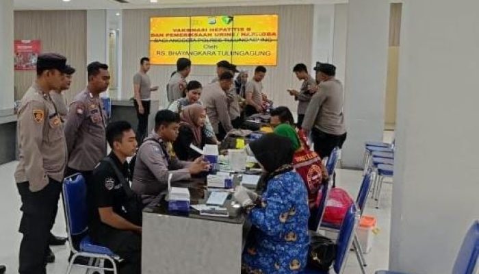 Anggota Polres Tulungagung Divaksin Hepatitis B dan Dites Urine