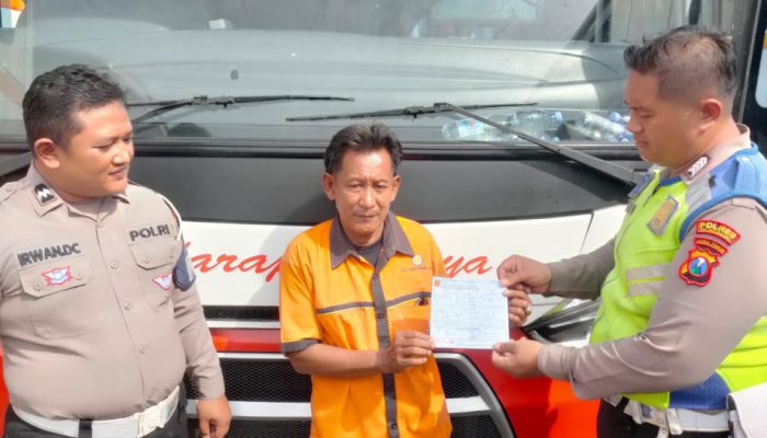 Ugal – Ugalan di Lampu Merah Tulungagung , Sopir Bus Ini kena Batunya