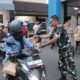 Polres Tulungagung dan Kodim Bagikan Takjil Gratis kepada Warga Menjelang Berbuka Puasa