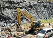 Longsor di Jalur Lintas Selatan Tulungagung, BPBD Kerahkan Ekskavator Sigkirkan Material