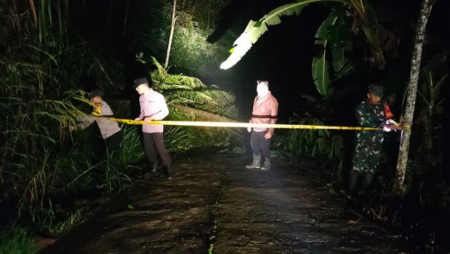 Tanah Longsor Tutup Akses Jalan di Tulungagung