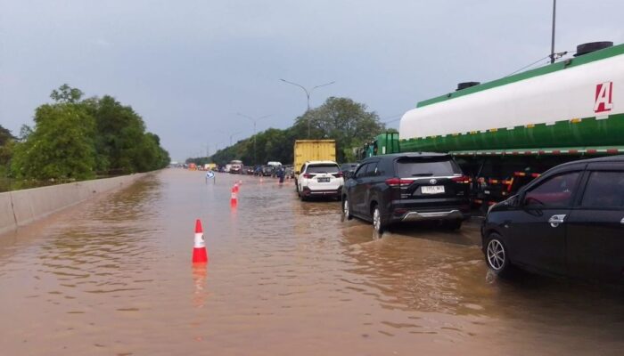 Banjir di Tol Jakarta -Tangerang, Pengguna Jalan Terjebak Macet Lebih dari Tiga Jam