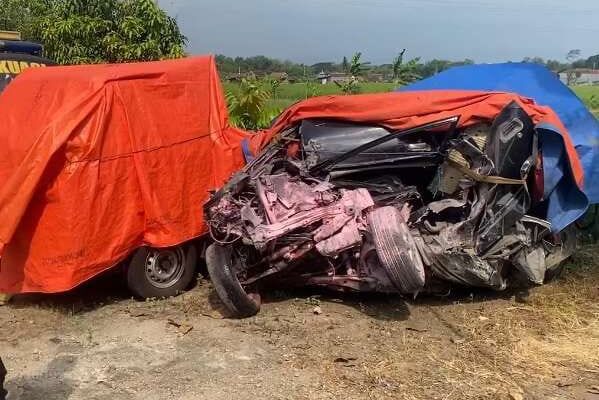 Avanza Terbakar Usai Tabrak Truk di Jalur Trenggalek-Ponorogo, 2 Orang Tewas 1 Luka Parah