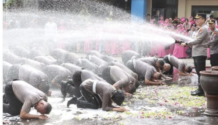 Puluhan Anggota Polisi di Tulungagung Mendadak Disiram Air Memakai Mobil Damkar