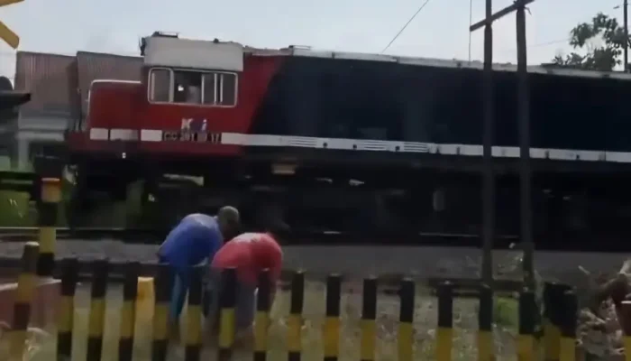 Warga dan Petugas Palang Pintu Berhasil Selamatkan Perempuan dari Percobaan Bunuh Diri di Perlintasan Kereta Api Tulungagung