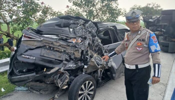 Truk Tangki Elpiji Terguling Setelah Tabrak Mobil Avanza di Tol Jombang-Mojokerto, Pengemudi Luka Berat
