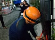 Kunci Rumah Tertinggal, Petugas Damkar Nganjuk Bantu Buka Gerbang