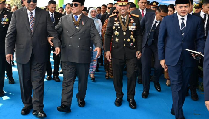 Kapolri dan Presiden Kenakan Tanda Kehormatan Bintang Bhayangkara Utama Saat Pimpin Upacara HUT Bhayangkara ke-79