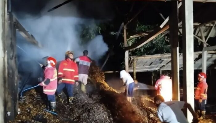 Kebakaran Melanda Bangunan Penyulingan Minyak Cengkih di Tulungagung