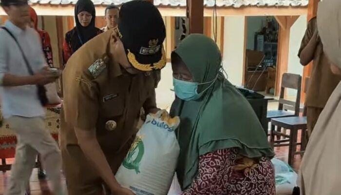 Tulungagung Terus Salurkan Bantuan Pangan: Ratusan Warga Terima Beras