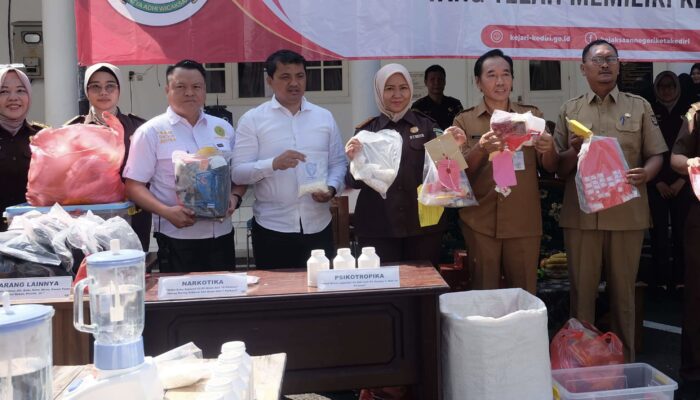 Kejari Kota Kediri Musnahkan Barang Bukti dari 28 Perkara Hukum