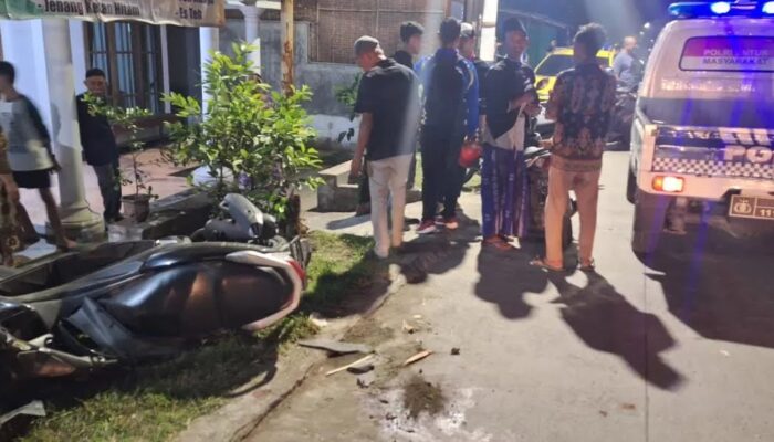 Kecelakaan di Kediri : Dua Motor Tabrakan, Satu Pengendara Luka Robek