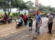 Polisi Turun Tangan, Atasi Jalan Licin Akibat Proyek Normalisasi Sungai di Trenggalek