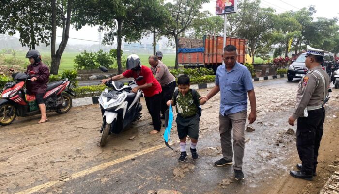 Polisi Turun Tangan, Atasi Jalan Licin Akibat Proyek Normalisasi Sungai di Trenggalek