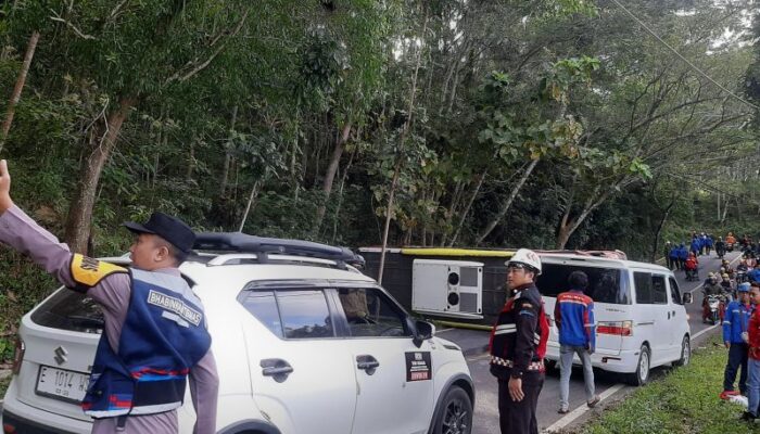 Bus Pengangkut Pegawai PLTU Terguling di Pacitan, 15 Orang Luka-Luka