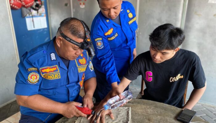 Evakuasi Ular dan Lepas Cincin, Damkar Tulungagung Jadi “Penolong” Serba Bisa