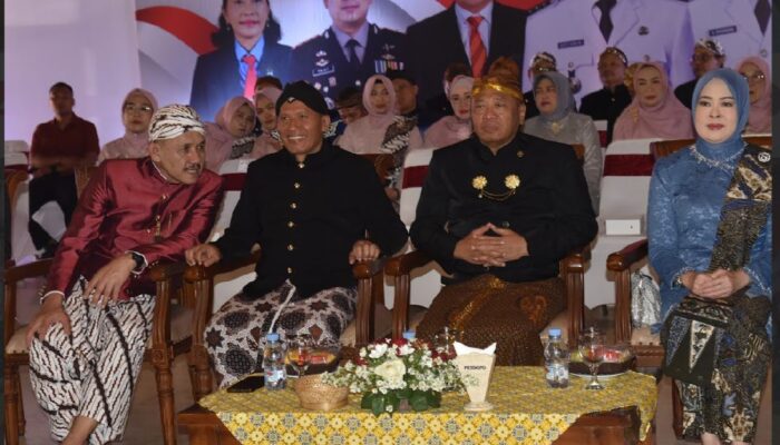 Busana Adat Jawa Curi Perhatian, Bupati Tulungagung Pimpin Upacara HUT ke-80 RI