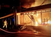 Diduga Korsleting Listrik, Tiga Toko di Trenggalek Ludes Terbakar