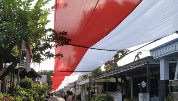 Rayakan HUT ke-80 RI, Warga Kediri Pasang Bendera Merah Putih Sepanjang 480 Meter