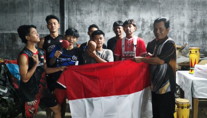 Aksi Kebangsaan: Aliansi Jurnalis Tulungagung dan Bakesbangpol Bagikan Bendera Merah Putih