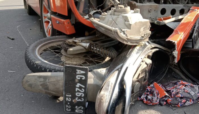 Detik-detik Mengerikan di Karangrejo, Tulungagung: Bus Tabrak Motor, Dua Korban Terluka Parah
