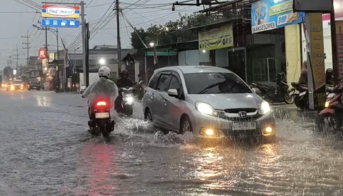 Banjir Langganan di Jalan Dr. Wahidin Sudiro Husodo Tulungagung Kembali Terjadi, Warga Mulai Jenuh