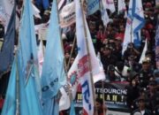 Ribuan Buruh Gelar Aksi Besar di Depan Gedung DPR, Batalkan Demo di Istana