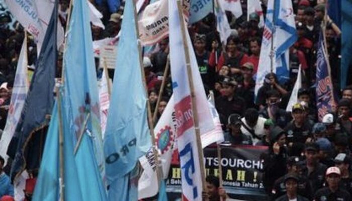 Ribuan Buruh Gelar Aksi Besar di Depan Gedung DPR, Batalkan Demo di Istana