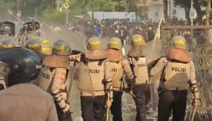 Kericuhan Pecah di Grahadi, Surabaya: Demo Berujung Anarkis