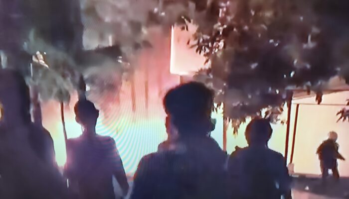 Massa Bakar Gedung DPRD Makassar Saat Rapat Paripurna Berlangsung, Wali Kota Dievakuasi dengan Motor